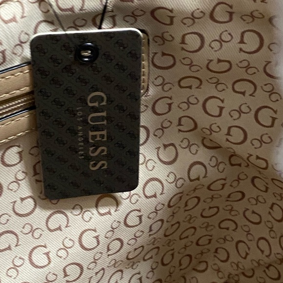 NWT Genuine Guess handbag with matching wallet and puff accessory - Picture 11 of 13